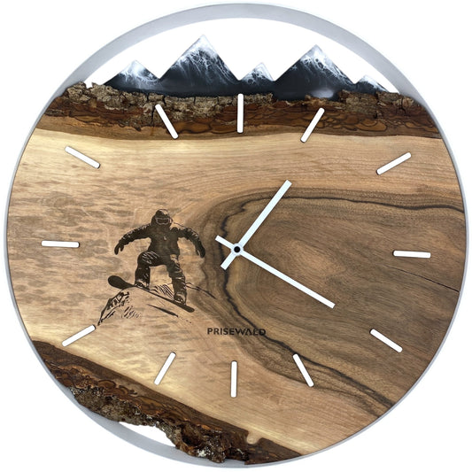 Runde Wanduhr aus Walnussholz, 50 cm, weisser Rahmen, schwarzes Epoxidharz, Snowboardfahrer, Schneebedeckte Berge im Hintergrund