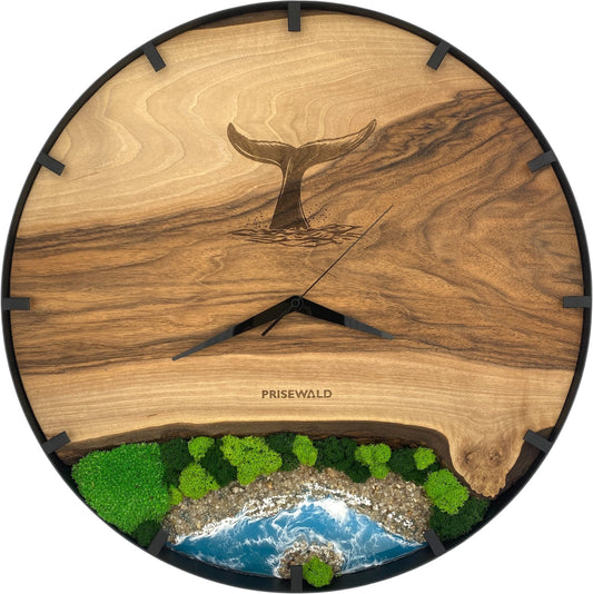 Runde Wanduhr aus Walnussholz, 50 cm, schwarzer Rahmen, Teilstriche Ziffern, blaues Epoxidharz, grünes Moos, Insel, Fischschwanz