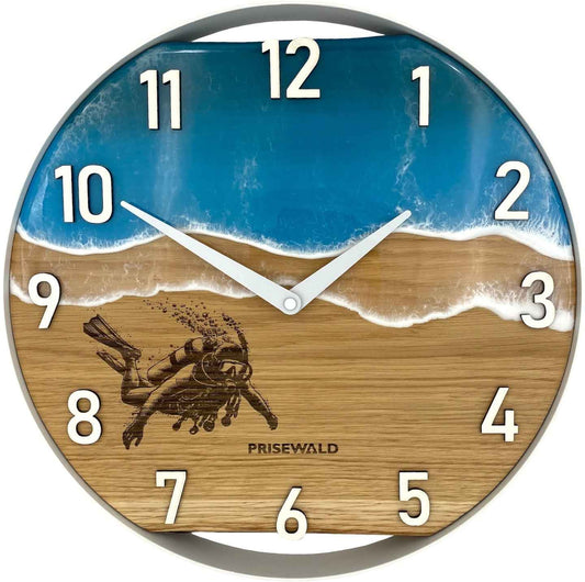Runde Wanduhr aus Eichenholz, 35cm, weisser Rahmen, weisse arabische Ziffern, blaues Epoxidharz, Taucher unter Wasser
